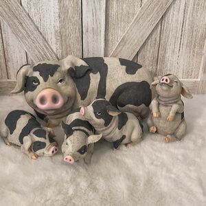 2006 WMG  Pig Figurines